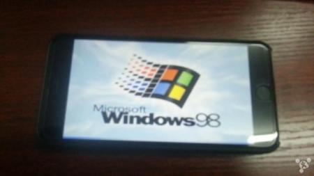 Te compras un iPhone 6 Plus para ¿instalarle Windows 98? ¿de verdad?
