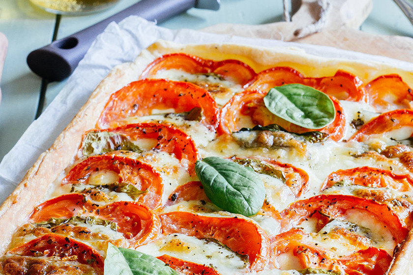 Tarta Caprese con espinacas. Receta fácil de tarta salada