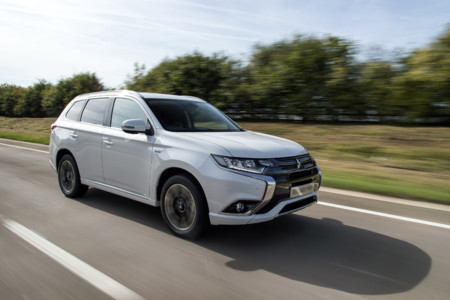 El Toyota Auris y el Mitsubishi Outlander PHEV son los coches híbrido y enchufable más vendidos en España en 2015