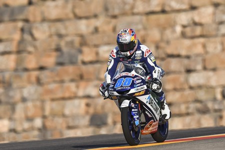 Jorge Martín vuela entre el tráfico de Moto3 para sumar una magistral pole en MotorLand