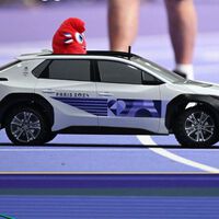 Este coche teledirigido de Toyota recogiendo las jabalinas de París 2024 es lo más cuqui que vas a ver en los Juegos Olímpicos