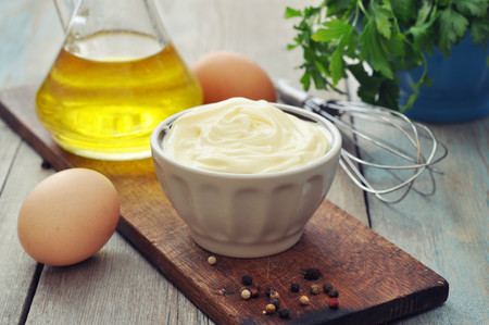 La mejor receta de mayonesa casera y cinco originales variantes para dar más sabor al picoteo del finde