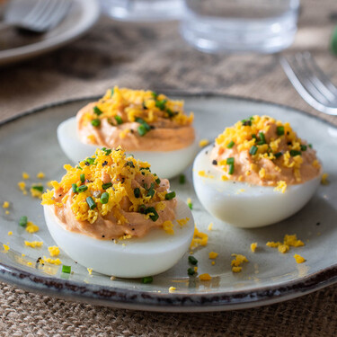 Este es mi truco para hacer unos huevos rellenos mucho más suaves y cremosos: funciona mucho mejor, doy fe 