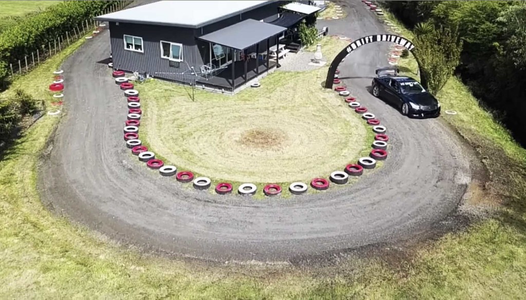 Un japonés construye su propia pista de drift alrededor de su casa 