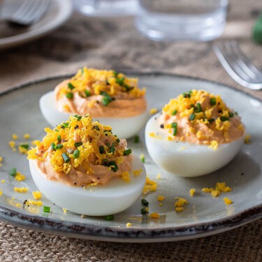 Con este ingrediente que seguro ya tienes en la despensa puedes mejorar fácilmente los huevos rellenos 