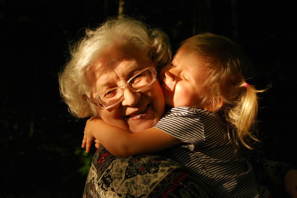 Tu abuela es una ventaja evolutiva: la ciencia ya sabe por qué generan un vínculo indestructible con los nietos 