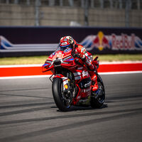 Marc Márquez se repone de una fea caída en Austin pero las Aprilia siguen siendo un incordio para Ducati