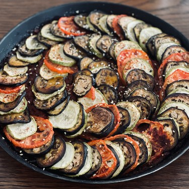 Cómo hacer en casa un 'ratatouille', la receta francesa que lo tiene todo: fácil, vegana, sin gluten y muy saludable 
