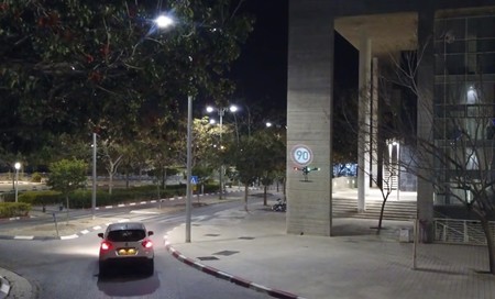 Un dron y la proyección de una señal a gran velocidad han bastado para confundir a un coche semiautónomo