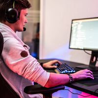 Este jugador se estaba comiendo la cabeza intentando resolver por qué su PC se reiniciaba. La razón: echaba su silla para atrás 