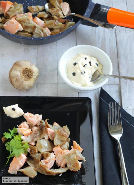Salteado de setas y salmón con falso alioli de ajo negro. Receta ligera