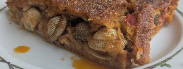 No es un error, en Galicia hay quien hace la empanada de berberechos sin sacarlos de su concha. Se puede probar en este restaurante de la Ría de Arousa
