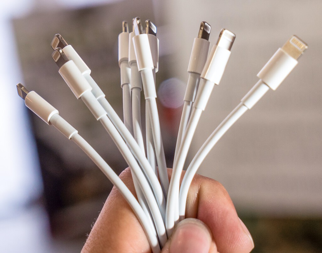 Adiós al Lightning, un cable tan odiado como amado: qué hacer con el montón de cables que ya no valdrán