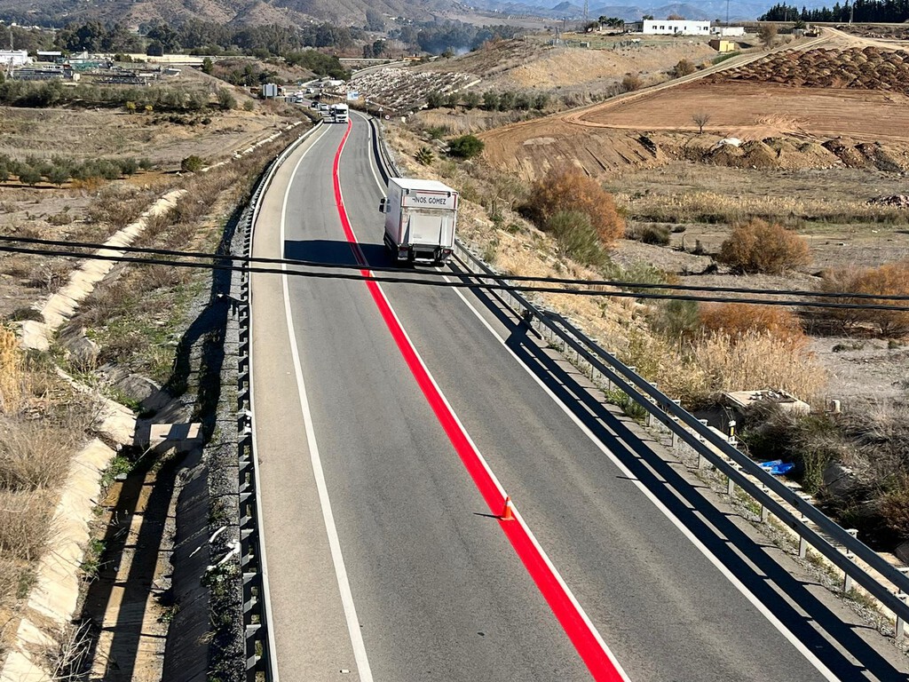 La DGT está probando una medida experimental en uno de los tramos más peligrosos de España: una enorme línea roja