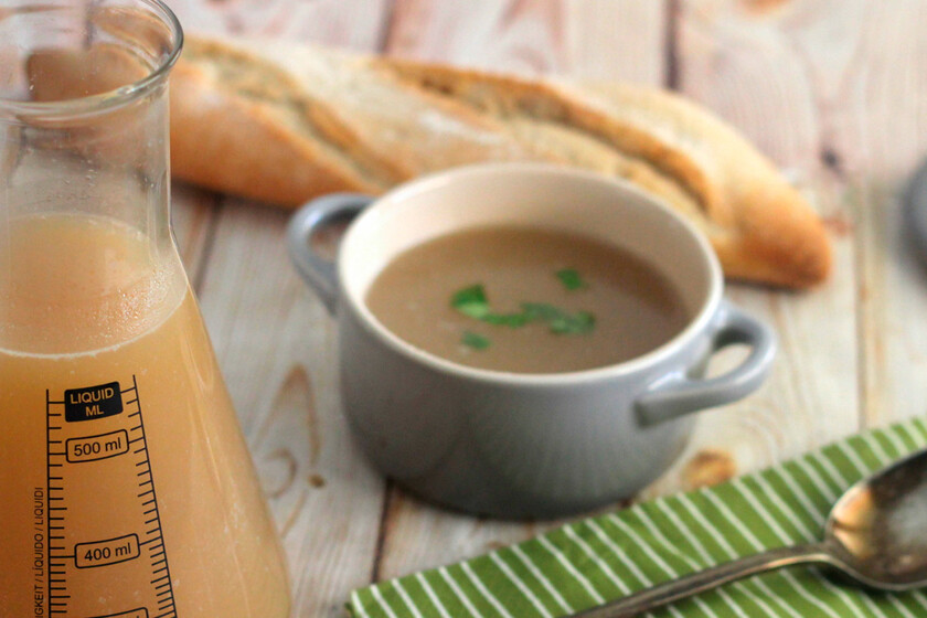 Cómo hacer un caldo de pollo casero y reconfortante con sabor y sin nada de grasa