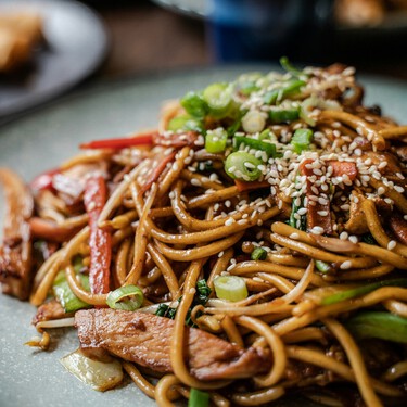 Compré este wok de Carrefour de rebote y es ideal para preparar desde fideos chinos hasta verduras salteadas con salsas asiáticas 