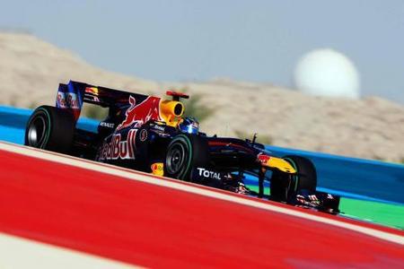 Sebastian Vettel pole en Bahrain. Red Bull golpea primero