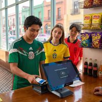 Pagar con tarjeta o celular ya no es exclusivo de las grandes tiendas en México: casi 700 mil pequeños negocios ya lo permiten 