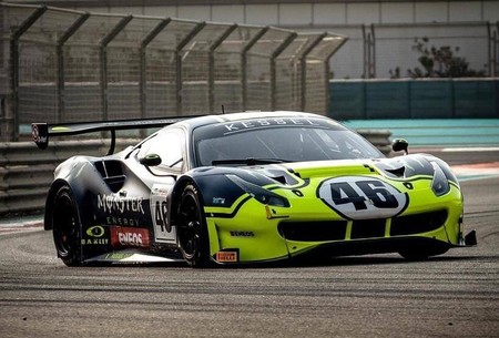 Valentino Rossi se pasa del Mercedes de Fórmula 1 al Ferrari 488 GT3 para disputar las 12 horas del Golfo
