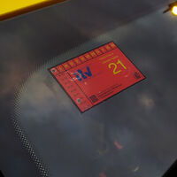 Multan a un conductor por usar el móvil mientras conducía, y acaba detenido por usar una pegatina de la ITV falsa