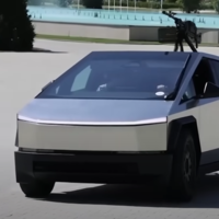 Rusia está usando una Tesla Cybertruck armada para la guerra, pero los dejó tirados a medio campo de batalla. Juran que fue Elon Musk quien la desactivo de manera remota