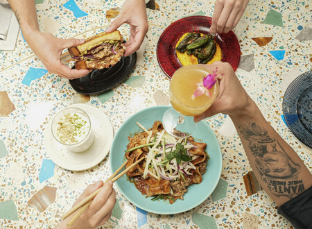 El bar con alma vintage que tiene los mejores cocteles de la temporada y conquista con más de 30 encurtidos para picar