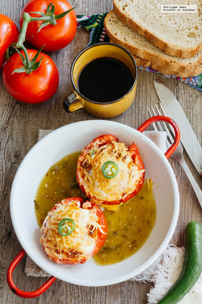 Desayuno de tomates rellenos