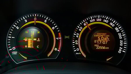 De que lado fica a tampa do bocal de abastecimento de combustível? No nosso exemplo, basta olhar para a seta para ver que ela está do lado esquerdo do carro. © Yayaimages