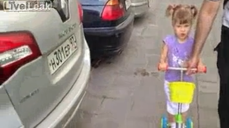 Video: niña de dos años de edad ¡resulta una experta en autos! 