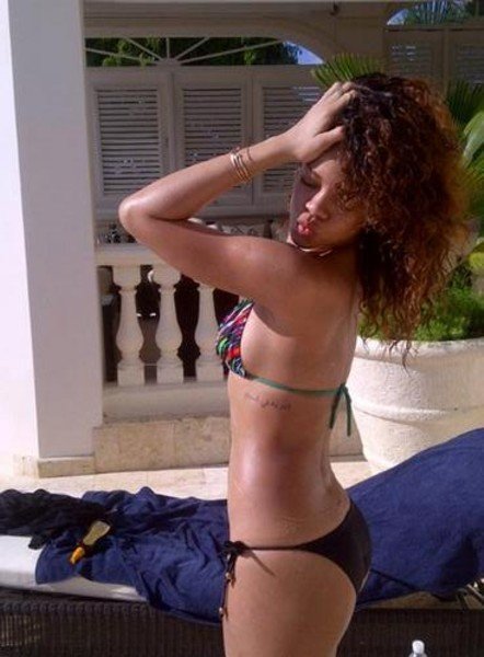 Mientras muchos pasamos frío en Navidad... ¡Rihanna se planta el bikini!
