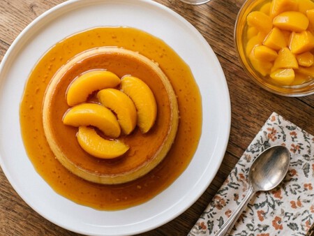 Cómo hacer un flan con solo 1 lata de duraznos en almíbar: queda cremosito y con pocos ingredientes
