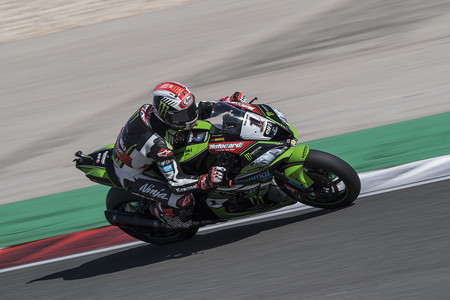 Jonathan Rea impone su ley en la primera carrera de SBK en Portugal y gana con un ritmo endiablado