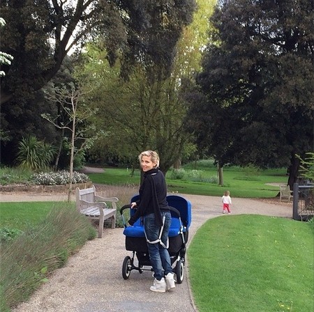 Elsa Pataky y Chris con tres churumbeles parece que van servidos