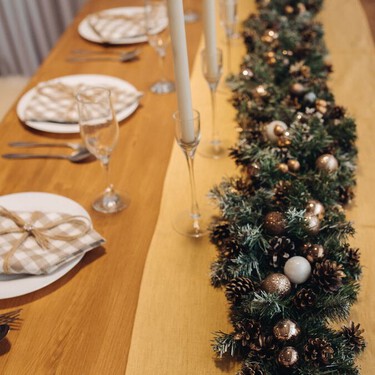 Adiós a los clásicos centros de mesa navideños: esta es la tendencia elegante y simple que reinará el 2025