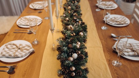 Adiós a los clásicos centros de mesa navideños: esta es la tendencia elegante y simple que reinará el 2025