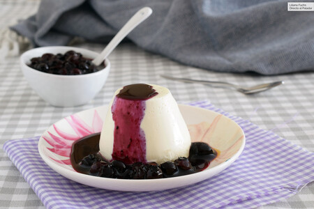 Panna cotta de azafrán y vainilla con salsa de arándanos