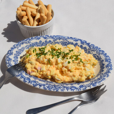Ensaladilla de huevo: la alternativa cremosa sin patata ideal para el bocata 