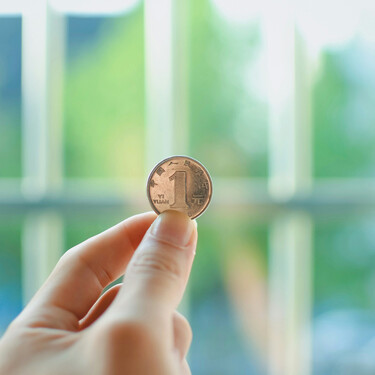 Así he conseguido frenar los bucles de pensamientos negativos que reducían mi felicidad: el ejercicio “la otra cara de la moneda”