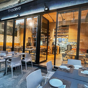 Es uno de los restaurantes gastronómicos más queridos de Sevilla, con “una cocina que cambia cada día en función del producto disponible”