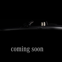 El Mercedes AMG GT C ya se esconde en la penumbra. Va camino de París