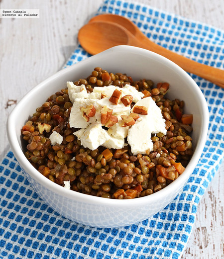 Lentejas con queso de cabra y nueces caramelizadas. Receta