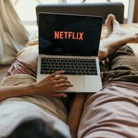 Con la nueva subida, el plan de Netflix con anuncios ya cuesta más que lo que costaba ver la plataforma sin publicidad hace dos años 