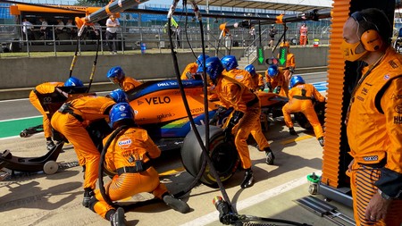 McLaren, tenemos un problema: las lentas paradas en boxes están lastrando a Carlos Sainz en la Fórmula 1