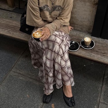 La falda larga favorita de las madrileñas con estilo es estampada. Así se lleva con estilo en el invierno 2026