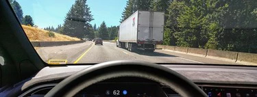 Unas pegatinas en el asfalto bastan para 'hackear' el piloto automático de un Tesla… y convencerle para ir en dirección contraria