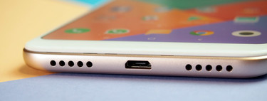 MicroUSB y sin carga rápida: la condena de la gama media 