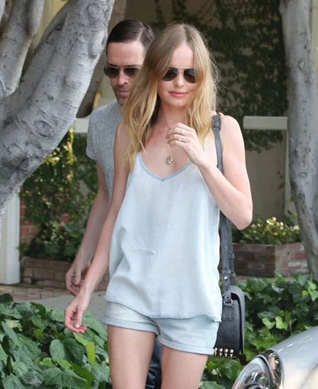 Nada tan sencillo como un top y unos shorts (¡pero sin botas!)