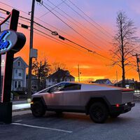 Se compró una Tesla Cybertruck para promocionar su negocio de marihuana. Ahora se queja de llamar demasiado la atención: "La gente me hace peinetas" 