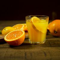 El exprimidor es un problema en el desayuno: la ciencia dice que comer tres naranjas es salud y beberlas es un error 