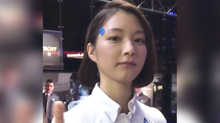 Esta 'azafata autómata' ha causado sensación en un evento en Tokio (pero es un truco)